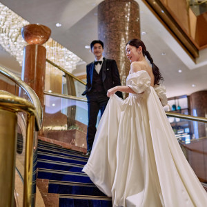 3フロア吹き抜けのロビーに佇む大階段|横浜ベイシェラトン ホテル&タワーズの写真(52994692)