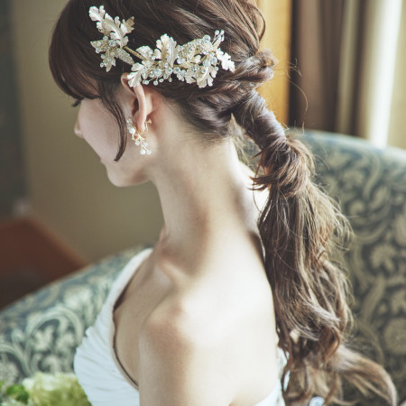 ロングヘアーを生かした大人ローポニーテール