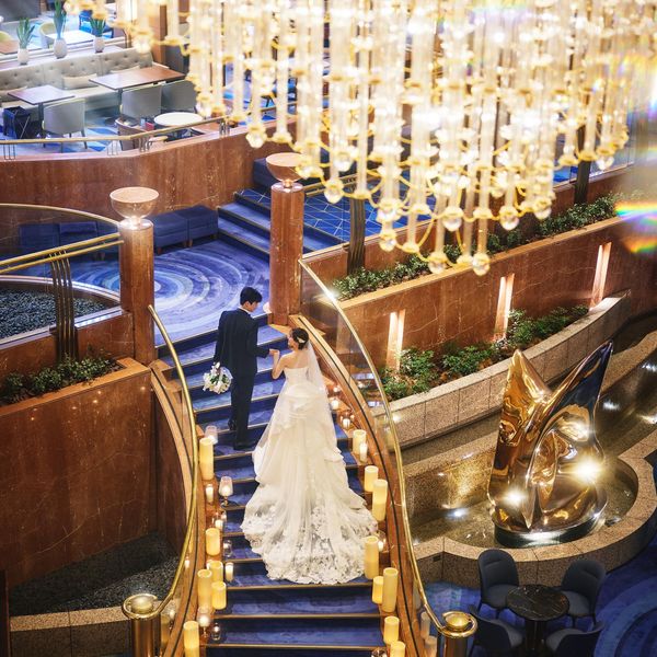 きらめくシャンデリアの下、ドレス姿の新婦が映えるフォトスポット
