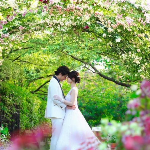 四季折々の植物が美しく彩る、横浜イングリッシュガーデンを貸し切りにしたロケーションフォトウエディング