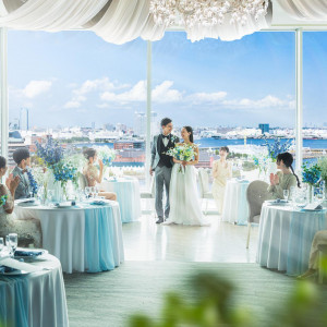 【トップオブザベイ】扉が開いた瞬間に目の前に広がる、みなとみらいや赤レンガ倉庫…横浜らしいロケーションが人気のひとつ。遠方からのゲストへ最高の景色をプレゼント！|ザ コンチネンタル横浜の写真(56390803)