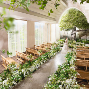 【最上階の空間】自然光が差し込む中、シンボルツリーのもと誓いをたてる最上階のチャペル。温もり溢れるアットホームな挙式を。|ザ コンチネンタル横浜の写真(56390467)