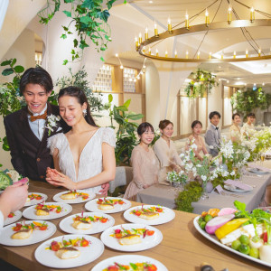 ゲストも喜ぶオープンキッチンから出来立てのお料理を提供♪料理が人気なザコンチネンタルだからこその、目でも香りでも五感で感じるおもてなし。|ザ コンチネンタル横浜の写真(56390398)