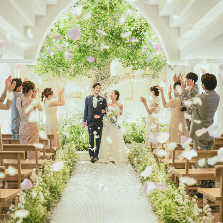 大きな木の下で誓うみなとみらい唯一のシーン。人気のフワラーシャワーも素敵に映えます。