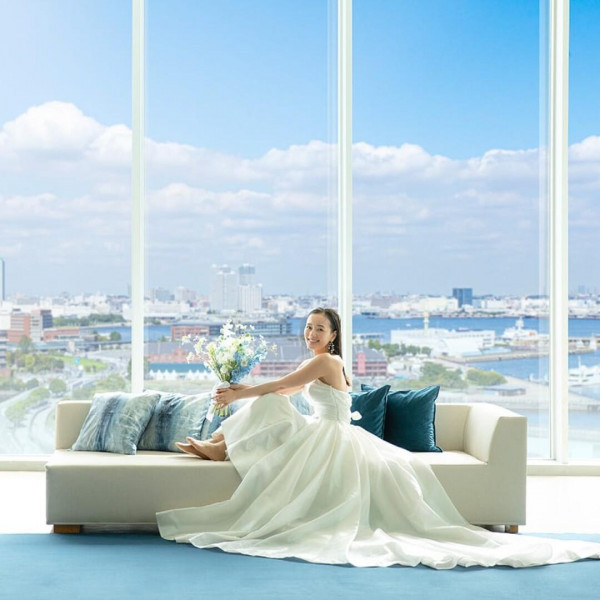【トップ オブ ザ ベイ】みなとみらいを旅するような気持ちに誘う、最上階貸切の贅沢なパーティルーム。