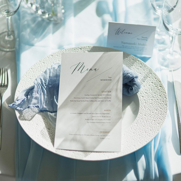 シンプルなブルー×ホワイトのコーディネートが映える洗練空間。