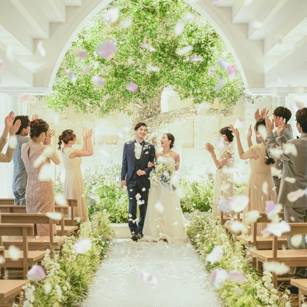 【NEWチャペル誕生】大きなシンボルツリーの下で誓う、ナチュラルで新しい挙式スタイルが誕生！