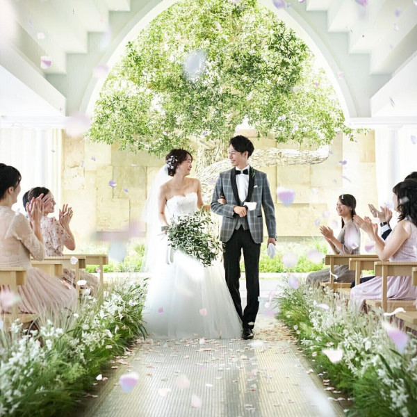 やわらかな光と緑に照らされ、最上階のセレモニースペース/シンボルツリーで誓う“ふたりの愛の物語”