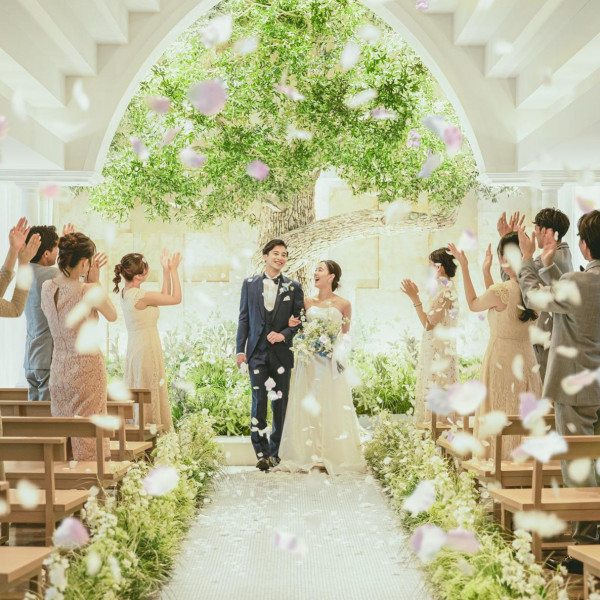 【NEWチャペル誕生】大きなシンボルツリーの下で誓う、ナチュラルで新しい挙式スタイルが誕生!