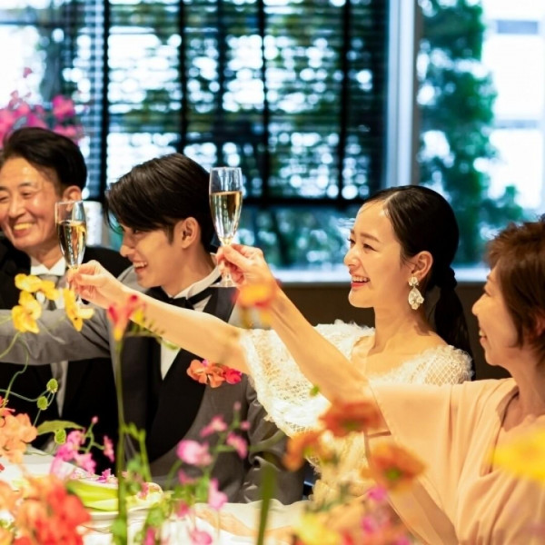 【オープンキッチン】ゲストの目の前で料理を仕上げます。専属シェフが奏でる美食を堪能