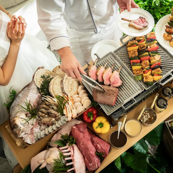 煙が出ない特製グリルの為、ゲストの衣装も汚さない配慮も欠かさずに。