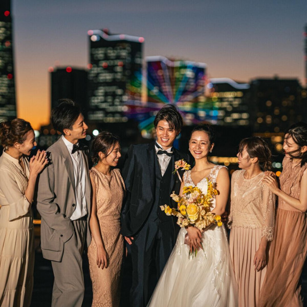 やわらかな光と緑に照らされ、最上階のセレモニースペース／シンボルツリーで誓う“ふたりの愛の物語”