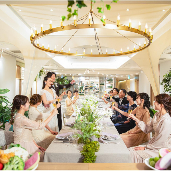 【オープンキッチン】ゲストの目の前で料理を仕上げます。専属シェフが奏でる美食を堪能