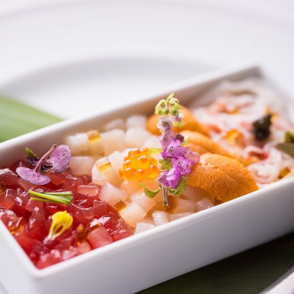【収穫から楽しむ「オリジナルメニュー」】食材からこだわり、専用農園から毎日野菜を収穫しています。新郎新婦と一緒に畑へ収穫にいき、採れたての季節の食材を使用したことも。|ザ コンチネンタル横浜の写真(1161145)