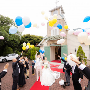 教会前のガーデンで挙式後のバルーンリリースをゲストと一緒にお楽しみください！|ローズホテル横浜 別邸 ザ・ローズレジデンスの写真(53065172)
