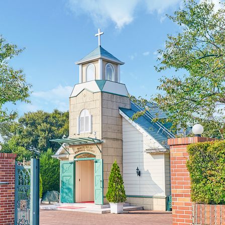 山手の住宅街に静かに佇む、まるで絵本から出てきたような小さな教会。自然光と緑に包まれた温かな挙式が叶います。随時ご見学可能なのでお気軽にフェアにご参加ください。|ローズホテル横浜 別邸 ザ・ローズレジデンスの写真(21575863)