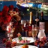 夜景のきらめきの中で、華やかで豪華な逸品を。