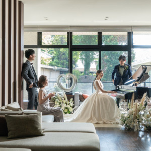 挙式後はアフターラウンジでゲストの方と写真タイムなど楽しいひと時を|ヴェルジェくらしき/FIVESTAR WEDDINGの写真(44506032)