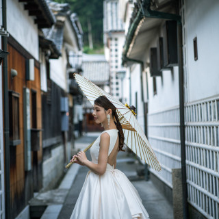 白壁の街並みは和装はもちろん、ドレスもぴったり