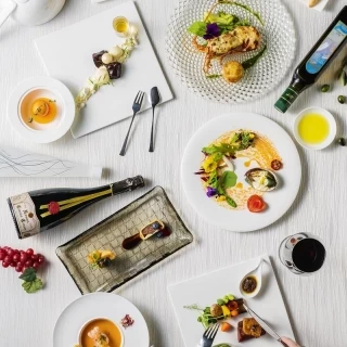 運ばれてくるのは、まるで絵画のような逸品たち。美術展のようなコース料理をお楽しみください。