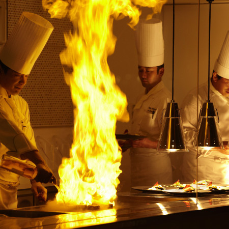 熟練の技術を駆使して仕上げる料理の数々。
