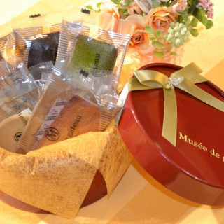 初めてのご来館カップルには菓子工房「ミュゼ・ド・ガトー」の洋菓子詰め合わせをプレゼント