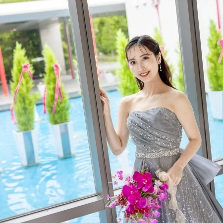 泉の反射できらきらと光が差し込むパーティ会場