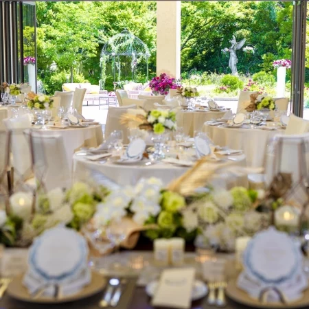 美しく清らかに咲く花をテーマに季節の花々が咲き誇る邸宅