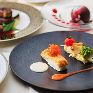 ご親族の皆さまにも喜ばれる、お箸でお召しあがりいただけるコース料理をご用意。