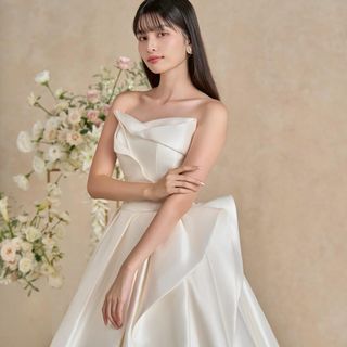 エレガントで上品なラインなドレス。