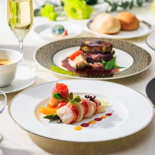 ご親族にも喜ばれる、お箸で味わうコース料理もご用意。
