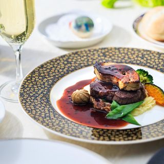 ホテルならではの彩り豊かなお料理の中から、お好みに合わせてセレクト。