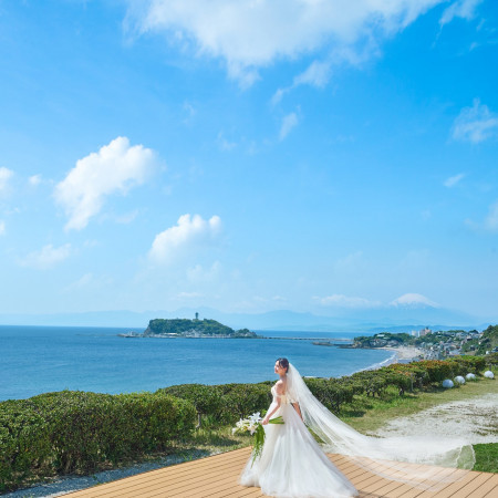 シーサイドリゾートウエディングらしさを最大限に感じられる、爽快感あふれるテラスでのセレモニー。