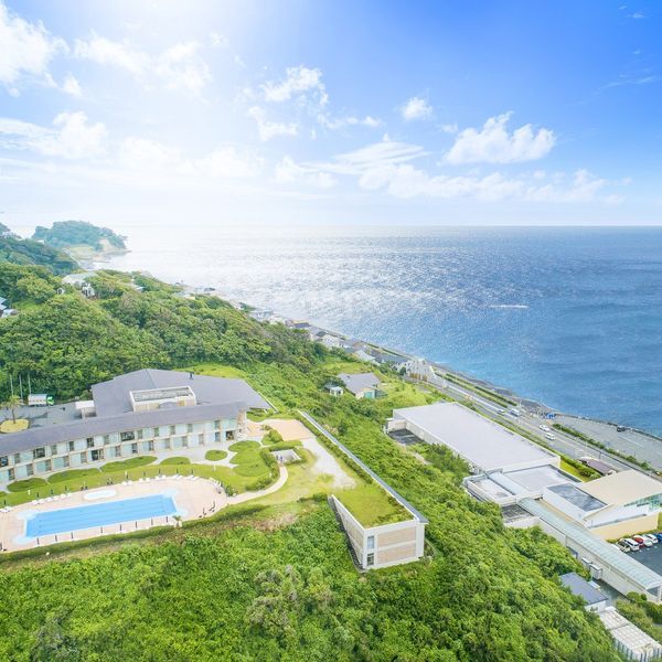 歴史が築いた風光明媚な景色、果てしなく続く海と空のパノラマ、きらめく太陽。人生の最高の舞台にふさわしい場所がここにあります。|鎌倉プリンスホテルの写真(48733472)