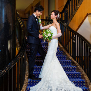 バージンロードへと続く濃紺の螺旋階段。ドレスが映えるとフォトウエディングでも人気のスポット。|ホテルメトロポリタン盛岡 NEW WINGの写真(30765456)