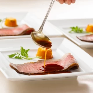 料理長自慢の逸品。国産牛ロース肉のクルート包みカッティングサービス