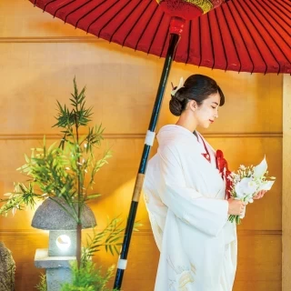 館内には和装が映えるロケーションも多数あり。前撮りだけ、フォトウエディングだけでの和装着用ももちろんOK。和装にブーケを合わせたスタイルも人気。