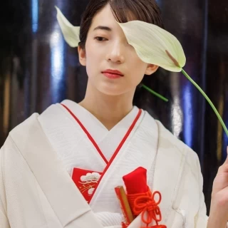 人気の高まっている和装は、伝統のデザインからスタイリッシュでモダンなデザインまで多彩にご用意しております。小物やヘアスタイルであなたらしさを演出してみて。