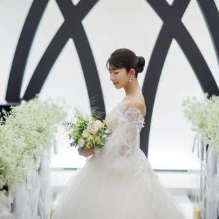 「ANNA SUI」や「PAUL & JOE」などファッショナブルなブランドドレス、テーマウエディングを叶えるディスニーデザインのドレスなどもご用意しております。