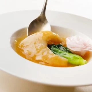 ゲストからも好評の絢爛たるフカヒレは贅沢に姿煮で。