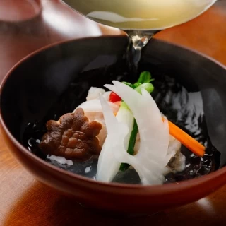 毎朝丁寧にひく出汁は、その素材と見た目の繊細さにもこだわった一品。