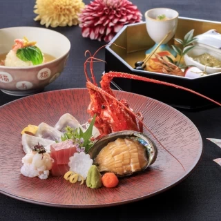 日本料理で人気のお造里は、一品一品職人の繊細な技が光ります。