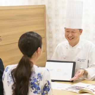 「地元の食材を使いたい」「想い出の味を」など、おふたりのご要望をシェフ自らがお伺いします