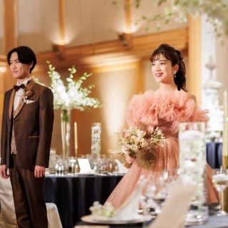 コーディネートでおふたりらしさを演出できる、カラードレスも多数ご用意。大きなフリルとグリッターが可愛らしいドレスは、フリルを外したり、リボンを加えたりとアレンジも自在。