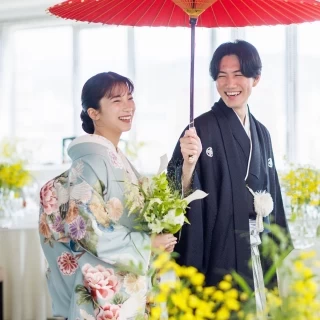 定番の白無垢のほか、華やかな色打掛も種類豊富にご用意しております。和装を着ようか迷っている…という方は、ぜひ一度ご試着を！