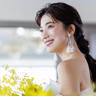 ドレスに合わせるのはブーケだけではなくヘアメイクも大事。アクセサリーのご提案までトータルコーディネートいたします。任せておけば間違いなし！SNSで人気のアレンジも相談可。
