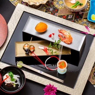 華やかな見た目と、縁起物がちりばめられた前菜。