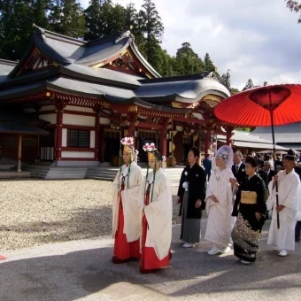 花嫁行列や本殿をバックにした集合写真など、人気の理由も多数