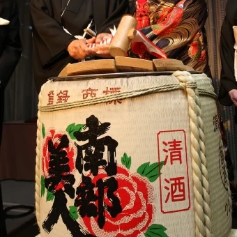 和婚での乾杯には、おふたりの地元のお酒などで行う「鏡開き」もおすすめ