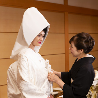 和装ならではの”懐剣の儀”は、洋装のベールダウンに変わるセレモニーとして人気。